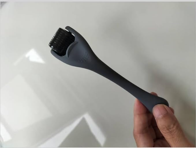 ROSELYNBOUTIQUE Derma Roller for Hair Beard Facial Skin Face 540 Microneedles At-Home Beauty Instrument White Holiday Gift for Men Women