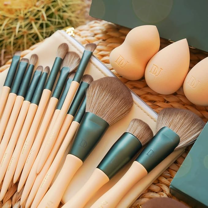 DUcare Makeup Brushes 14Pcs with 3Pcs Makeup Spong & Cosmetic Bag - Lime Mojito Series Makeup Brush Set for Foundation Blending Face Powder Blush Concealers Eye Shadows