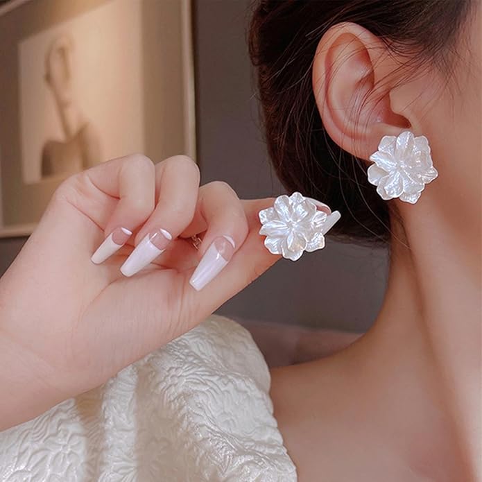 Unique Large White Flower Earrings Studs Vintage Acrylic Floral Petal Earrings Statement French Camellia Flower Earrings Studs Bridal Wedding Prom Earrings Jewelry for Women